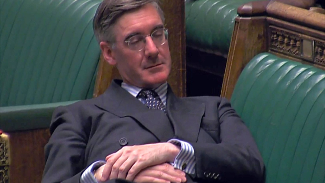 Gute Nacht! Brexit-Hardliner Jacob Rees-Mogg streckt sich während der Debatte im Parlament aus und schließt immer wieder die Augen.