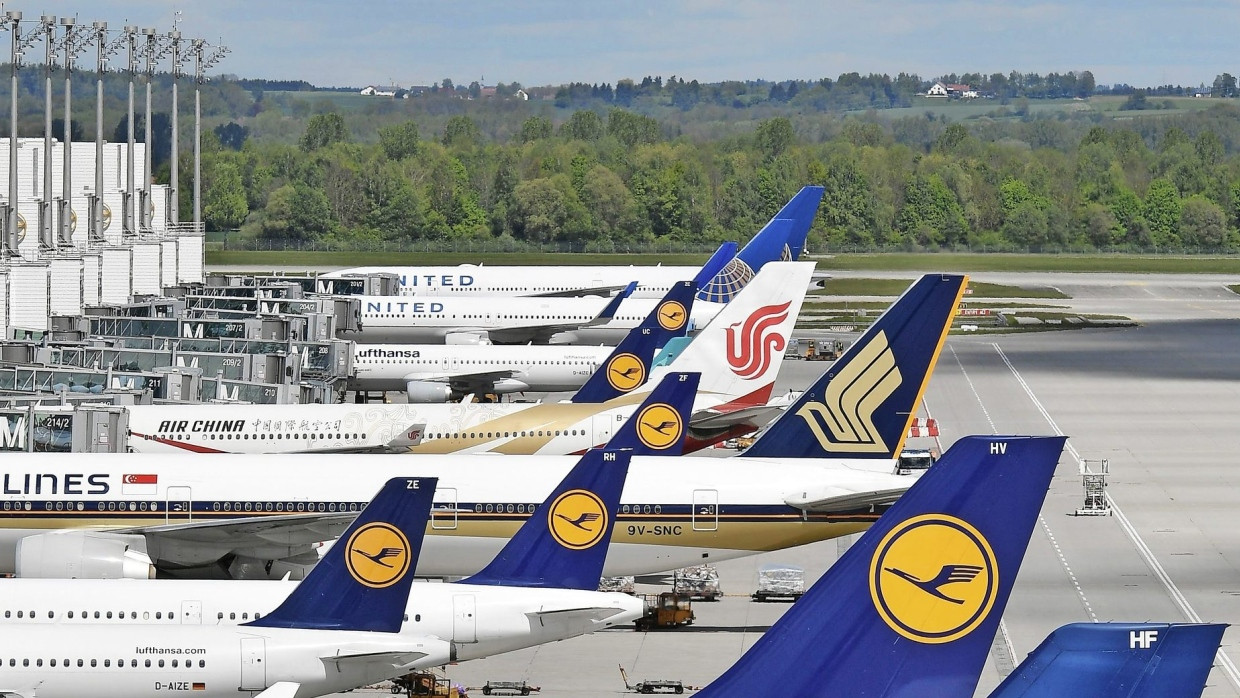 Wartende Flugzeuge am Flughafen München