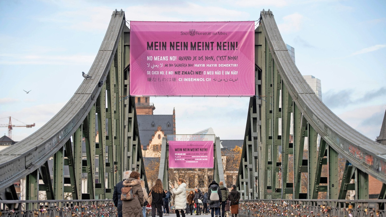 Plakativ: Banner über dem Eisernen Steg machen auf Gewalt gegen Frauen aufmerksam.