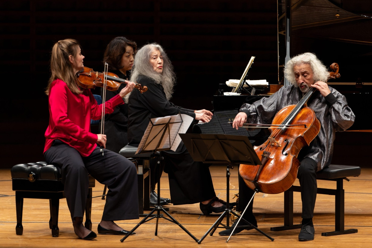 Janine Jansen (links), Martha Argerich (Mitte) und Mischa Maisky (rechts) spielen Haydn in Luzern.