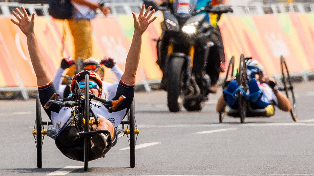 Christiane Reppe: Große Freude über ihren ersten Paralympics-Sieg.