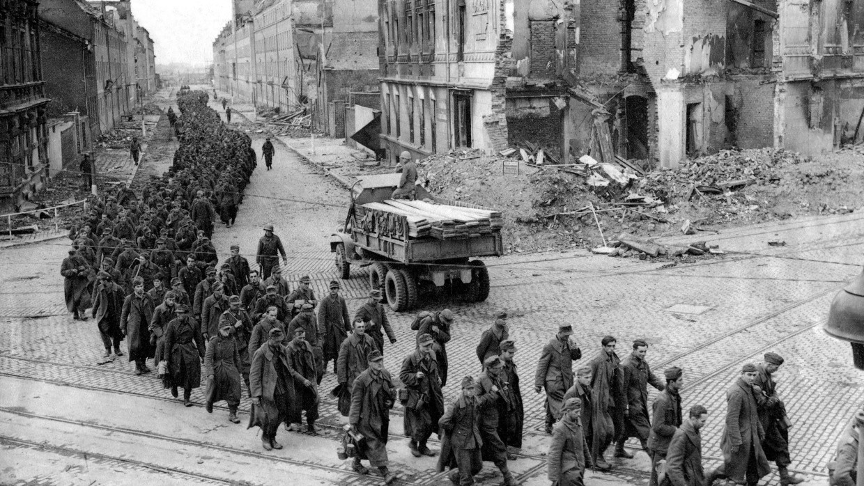 Ende und Anfang: Am 21. Oktober 1944 zieht eine Kolonne deutscher Kriegsgefangener, bewacht durch alliierte Soldaten, durch Aachen.