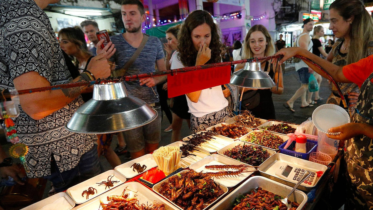 So sah es in der bei Touristen beliebten Khaosan Road in Bangkok vor Corona aus: Die Essenstände bieten allerlei fritierte Insekten, darunter auch Spinnen, an.