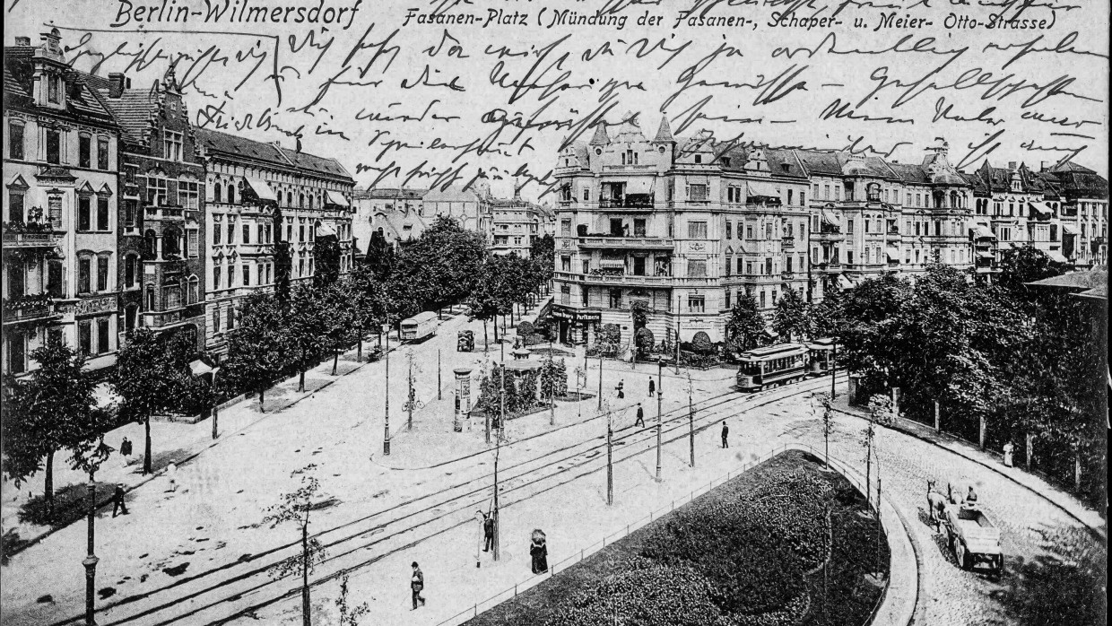 Gebaut in der von Johann Anton Wilhelm von Carstenn erdachten Konzeption von vier runden Plätzen, die durch bogenförmige Straßen miteinander verbunden sind: der Fasanenplatz in Berlin um 1906