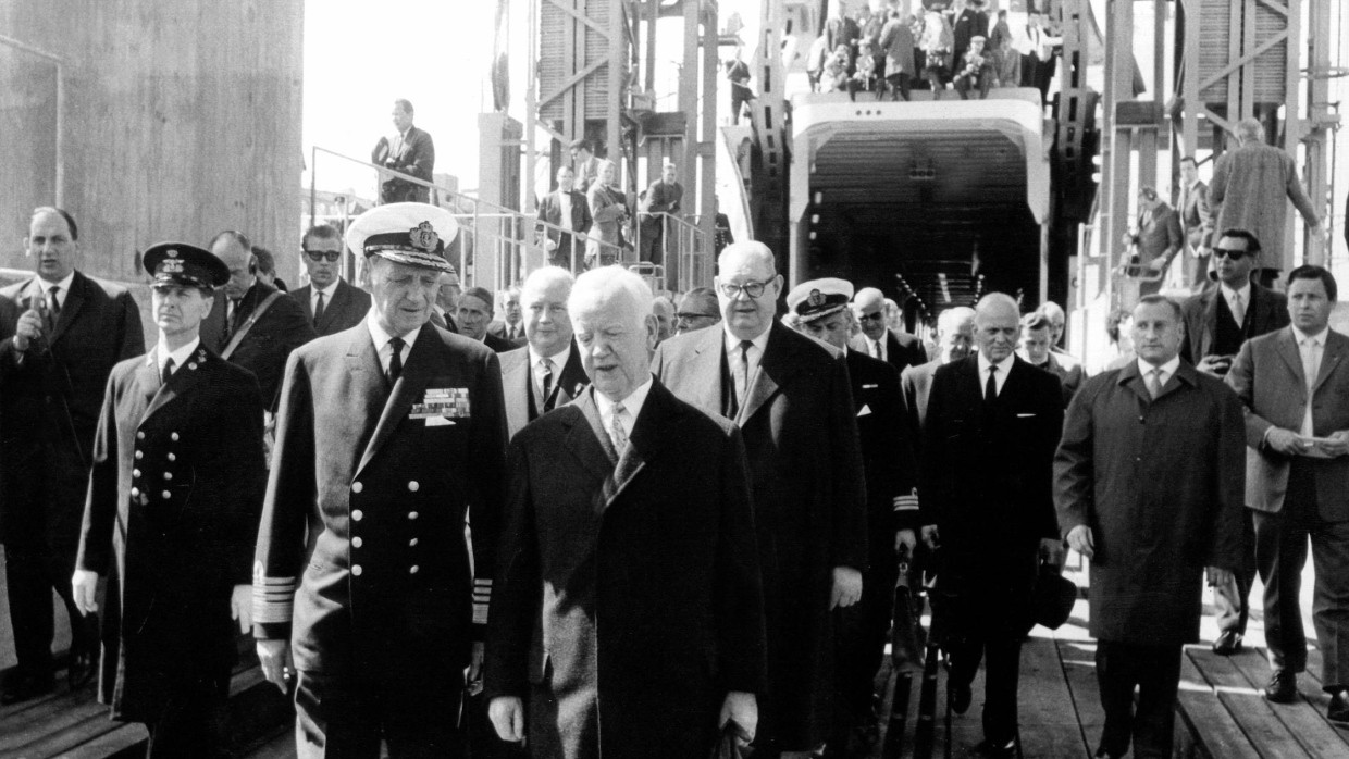 Die Eröffnung der Vogelfluglinie: Der dänische König Frederik IX. (links) und Bundespräsident Heinrich Lübke gehen im Mai 1963 im dänischen Hafen Rodbyhavn an Bord der Fähre.