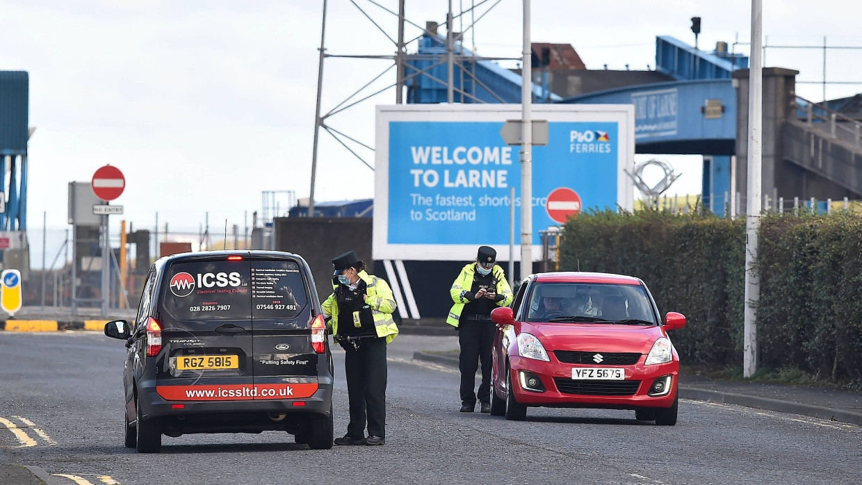 Gefahren für die Kontrolleure? Polizisten am Zugang zum Hafen Larne