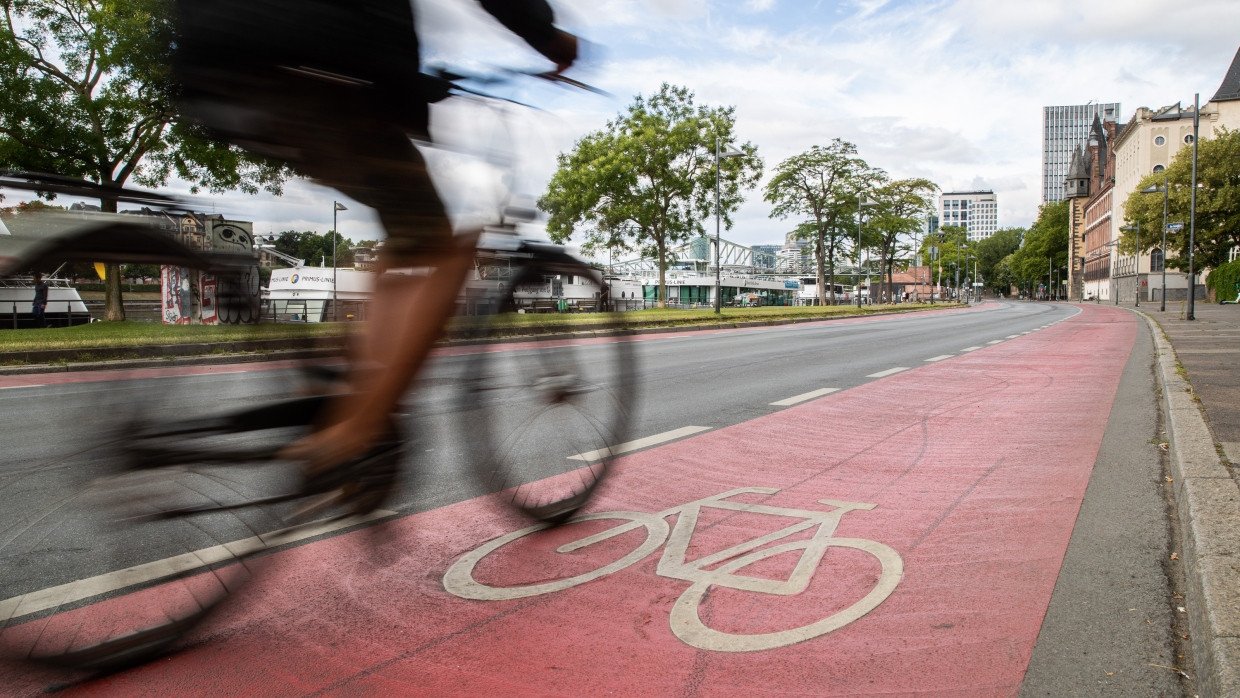 Zwei große Streitpunkte in der Römer-Koalition: Die Frankfurter FDP will erstmal keine neuen Radwege zulasten von Autospuren ausweisen, auch die dauerhafte Mainkai-Sperrung ist umstritten.