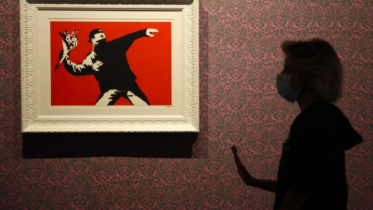 Das Werk von Banksy, „Love is in the Air“, in einer Ausstellung in Rom am 7. September 2020