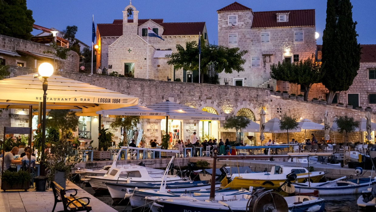 Abendstimmung: Der Hafen in Bol auf der Insel Brac