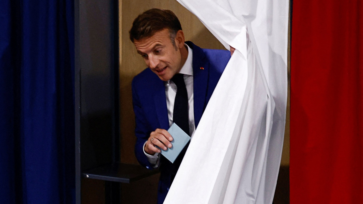 Emmanuel Macron Ende Juni beim Verlassen der Wahlkabine