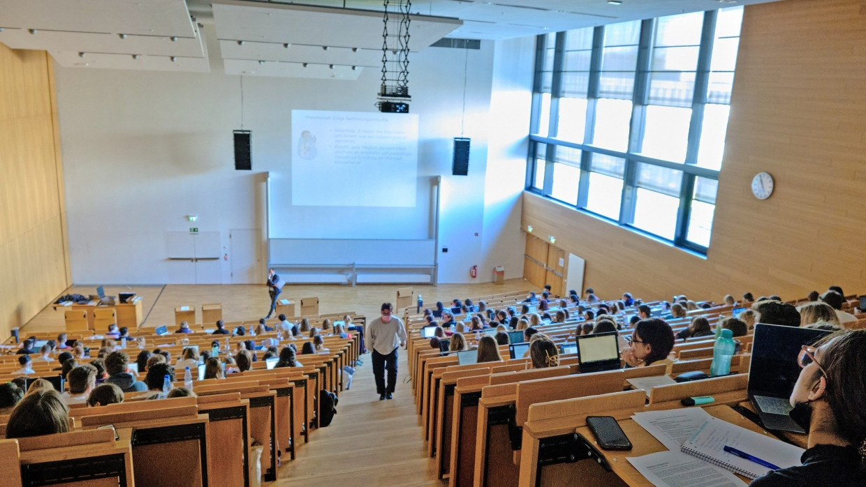 In English please: Auch an der Goethe-Universität in Frankfurt werden immer mehr Vorlesungen auf Englisch gehalten.