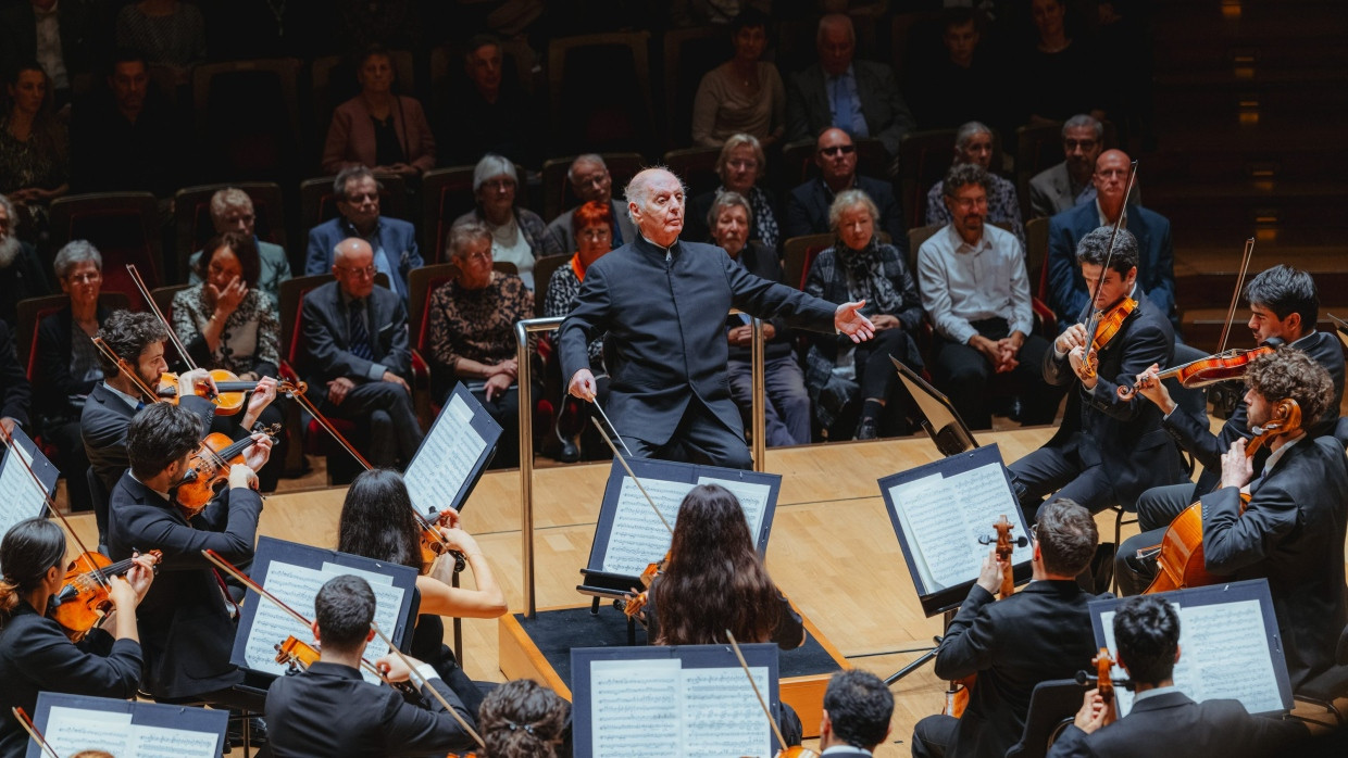 Daniel Barenboim dirigiert das West-Eastern Divan Orchestra im Leipziger Gewandhaus