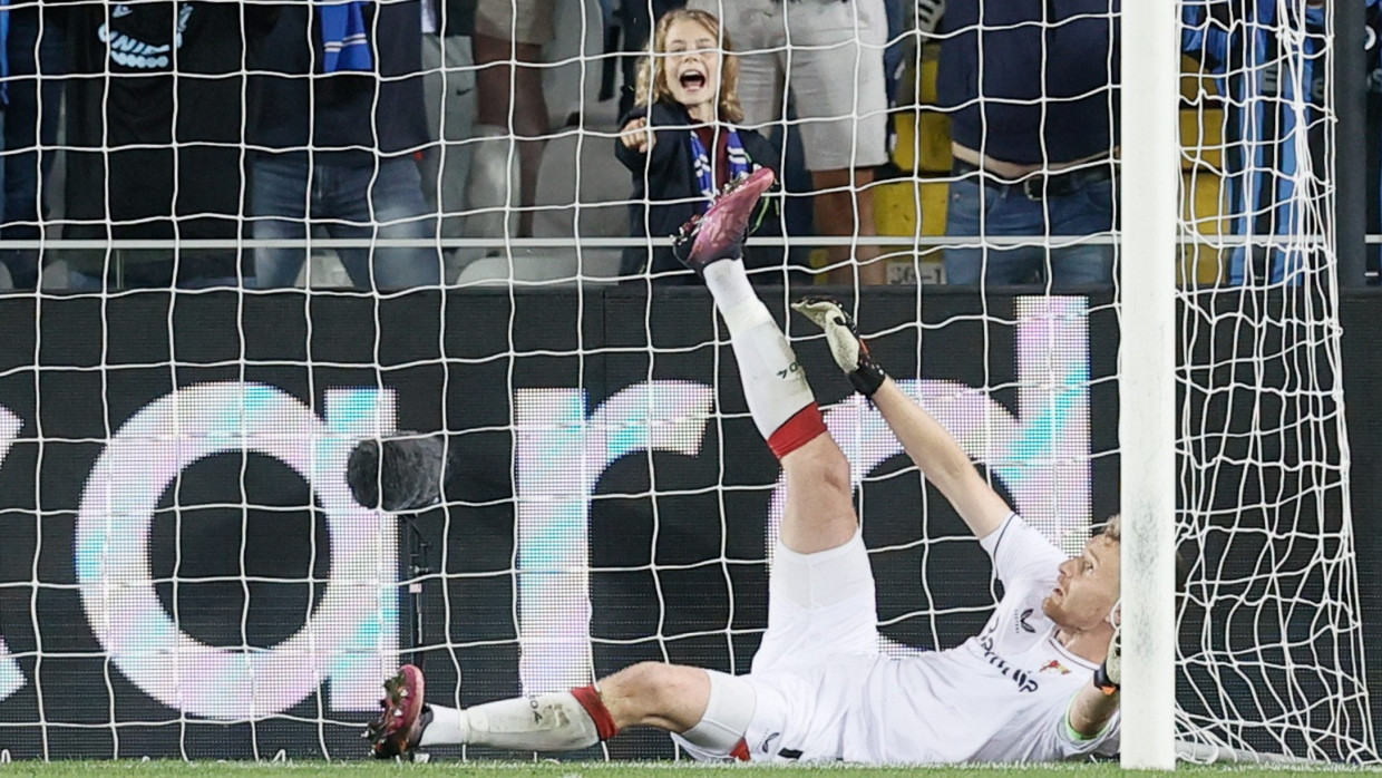 Der Ball ist drin: Lukas Hradecky mag es nicht wahrhaben.