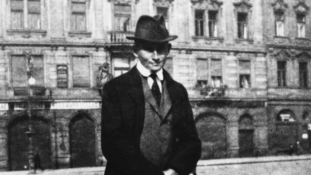 Franz Kafka vor dem Wohnhaus seiner Familie in Prag, 1922