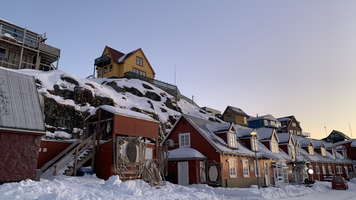 Im ewigen Eis: Vor den für Nuuk typischen Häusern trocknen Robben- und Rentierfelle. Fast jeder Grönländer geht jagen.