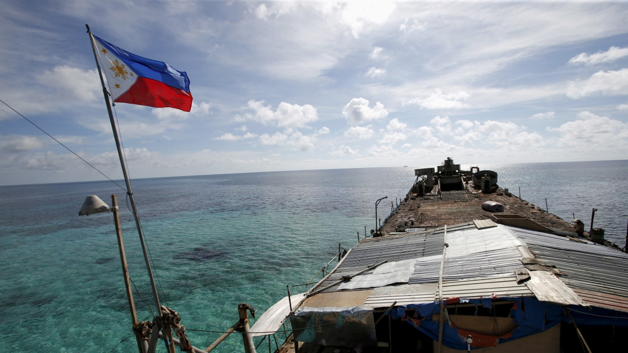 Die philippinische Flagge auf einem heruntergekommenen Schiff der philippinischen Marine, das seit 1999 auf Grund liegt und zu einer philippinischen Militärabteilung auf dem umstrittenen Second Thomas Shoal, einem Teil der Spratly-Inseln, wurde.