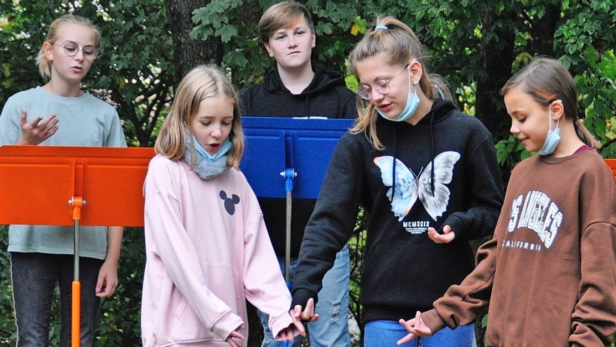 Gruppenarbeit im Park: Schüler beim Unterricht in Schweinfurt