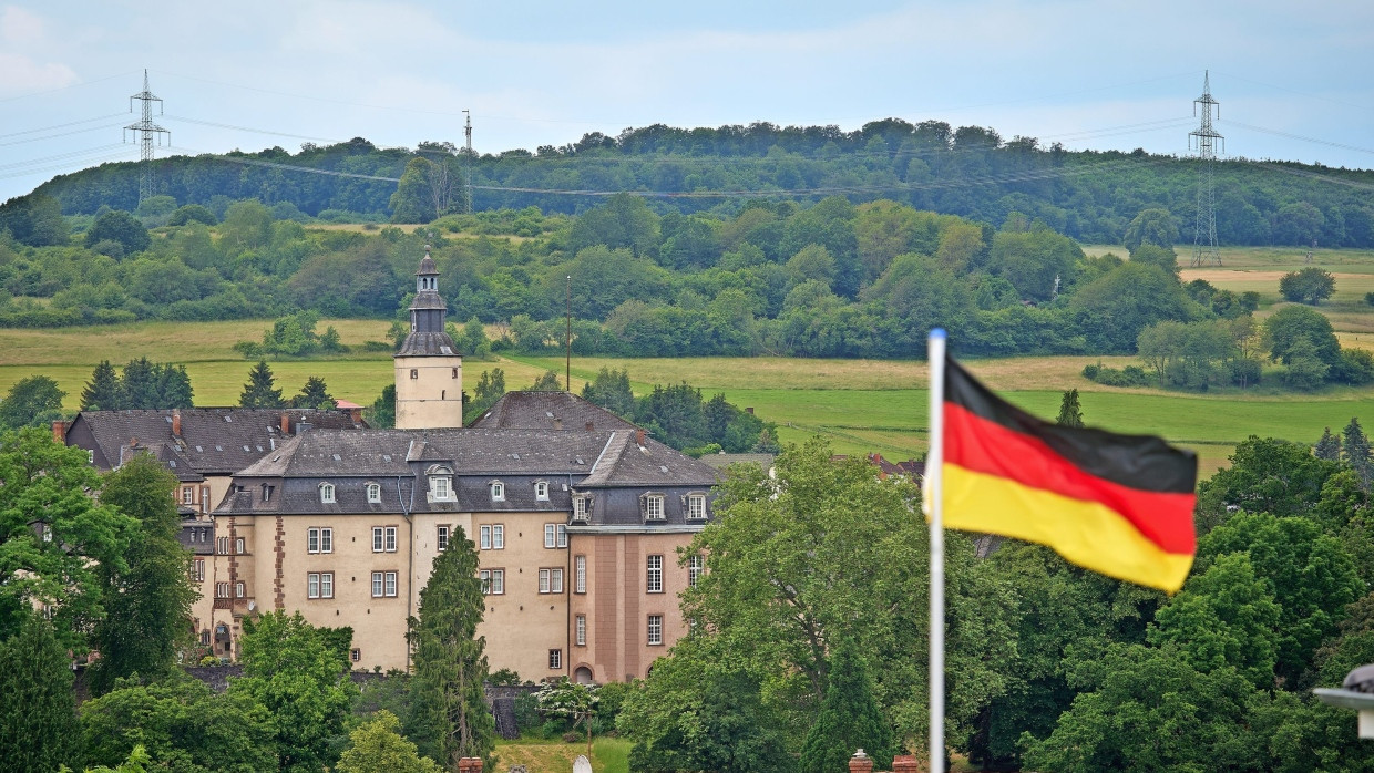 Am Rand des Vogelsbergs: Schloss Birstein, seit 1517 Sitz des Fürstenhauses Isenburg, ist das Wahrzeichen des Orts.