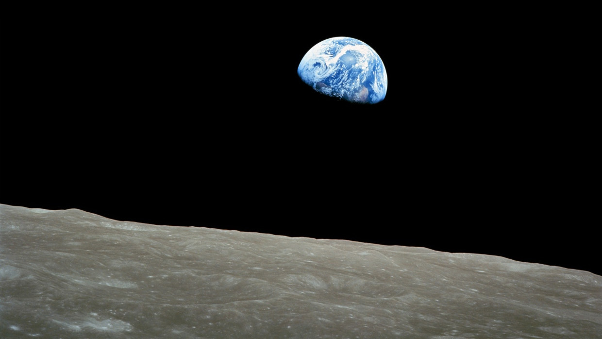 „Hey, don’t take that, it’s not scheduled“: Am 24. Dezember 1968 entstand an Bord von Apollo 8 mit „Earthrise“ das erste breitenwirksame Bild der Erde aus dem All in Farbe.