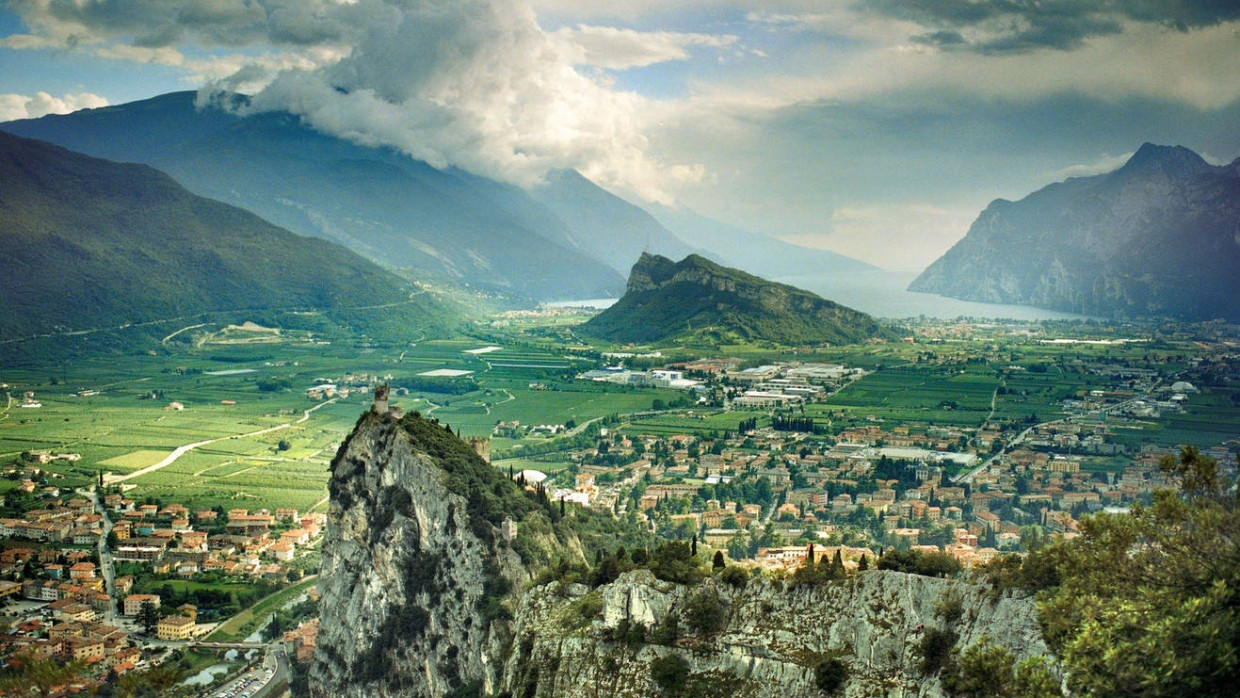 Der Blick von der Burgruine Arco, zum See hin