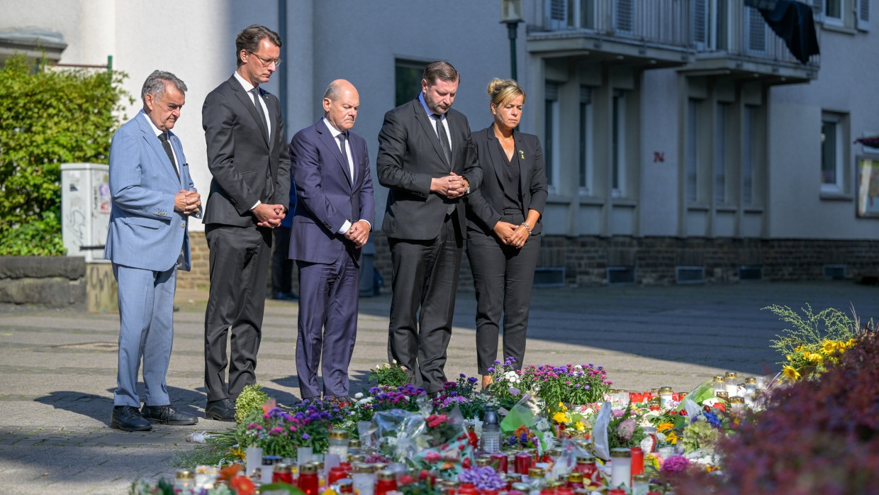 Sie sind nach Solingen gekommen, um zu trauern: Herbert Reul, Hendrik Wuest, Olaf Scholz, Tim Kurzbach und Mona Neubaur (v.l.n.r.)