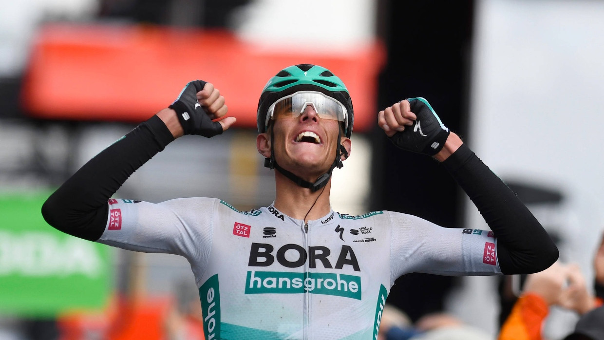 Der Deutsche Nils Politt vom Team Bora-Hansgrohe bejubelt seinen Etappensieg.