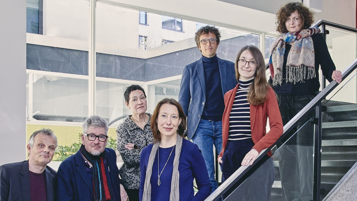 Die Jury des Deutschen Buchpreises in diesem Jahr: Gerrit Bartels (l.), Klaus Nüchtern, Regina Moths, Natascha Freundel, Torsten Hoffmann, Magda Birkmann, Marianna Lieder