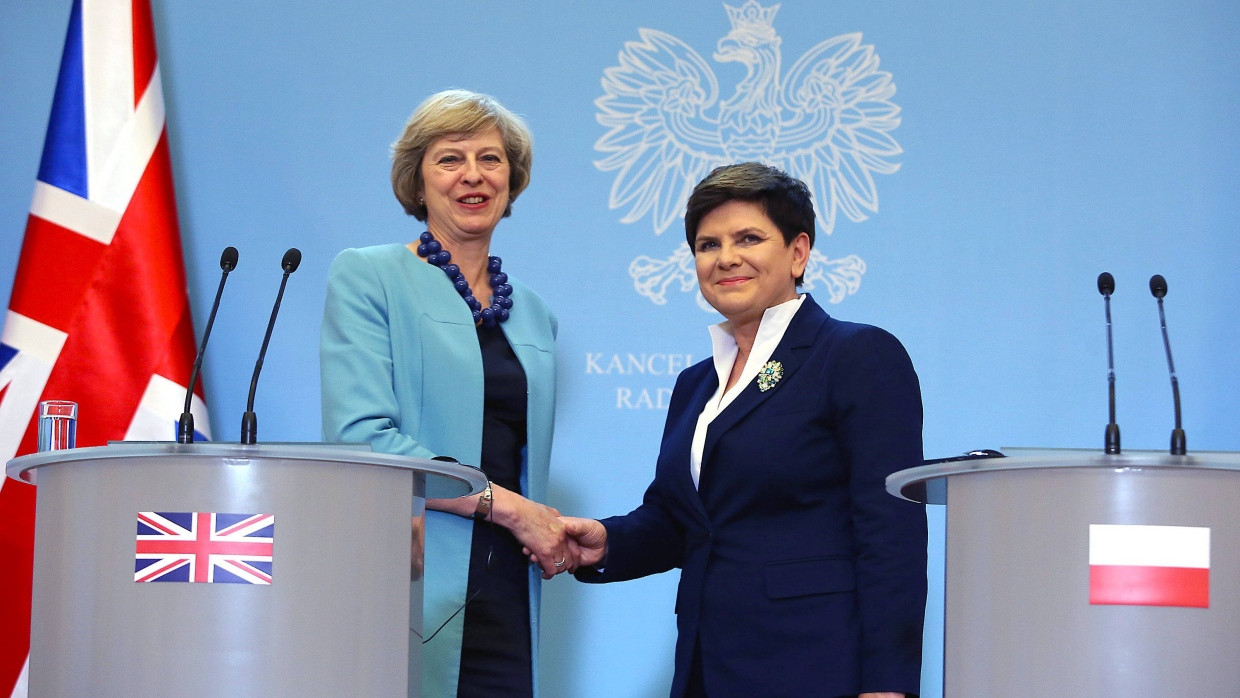 Händeschütteln in Warschau: Theresa May und Beata Szydlo bei einem Treffen im Juli.