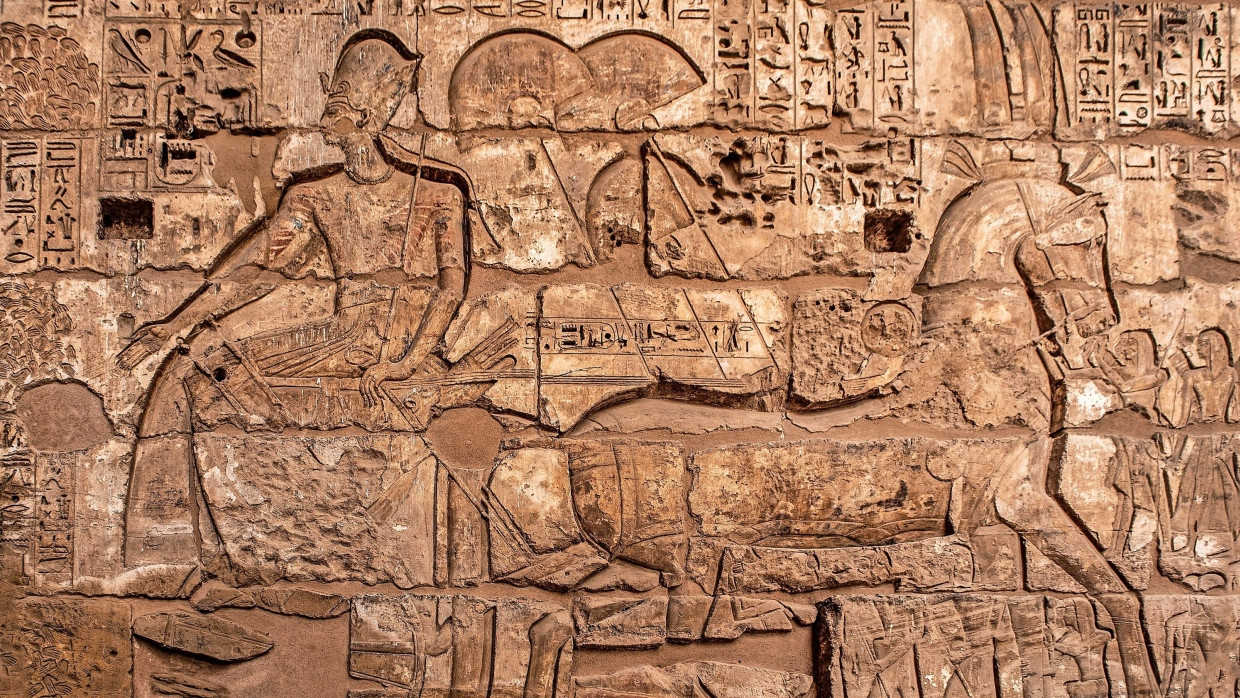 Führte mit seinen Truppen etliche Abwehrkämpfe: Ramses III., hier im Streitwagen, dargestellt auf einer Wand der Anlage von Medinet Habu.