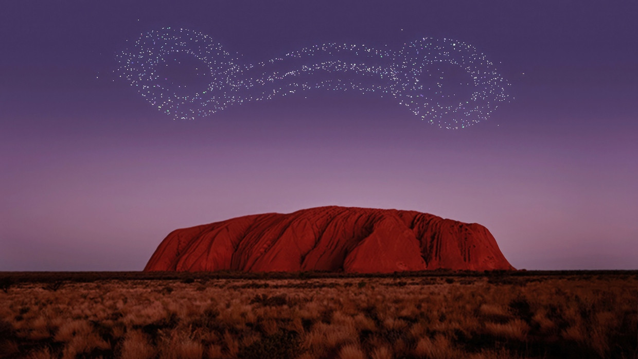 „Wintjiri Wiru“ bedeutet „Schöner Blick auf den Horizont“ und ist der Name der Drohnenshow am Uluru.