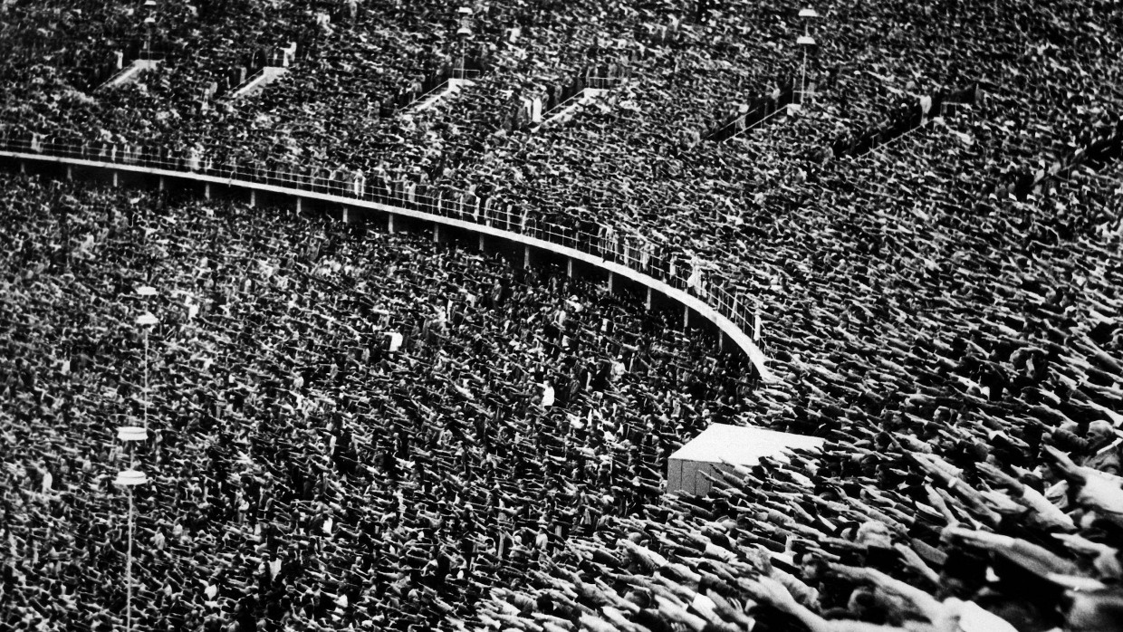 Bei der Eröffnung der Olympischen Spiele 1936 machen Deutsche den Hitlergruß.