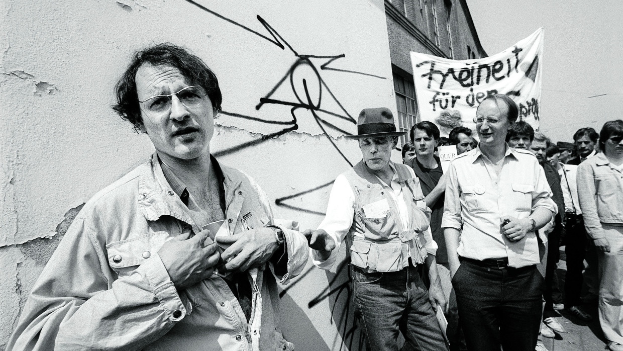 Geleit auf dem Weg in den Knast: Joseph Beuys (Mitte) und Klaus Staeck (rechts) bei der Auslieferung von Harald Naegeli (links) an die Schweiz am Grenzübergang Lörrach, 24. April 1984