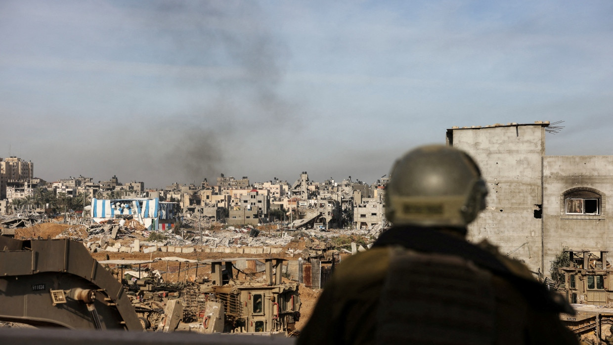 Ein israelischer Soldat blickt auf die Zerstörung im Gazastreifen.