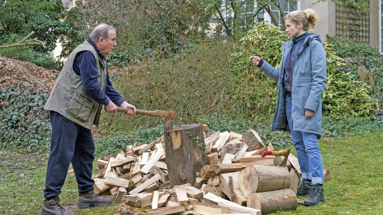 Kleinholz in der Polizistenfamilie: Otto Winkler (Uwe Preuss), und seine Tochter Leonie (Cornelia Gröschel) sprechen sich aus.