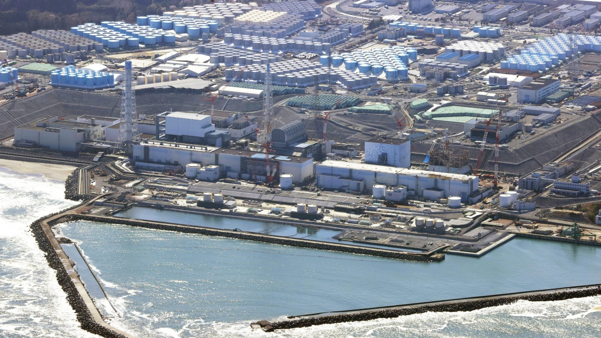 Das zerstörte Kernkraftwerk Fukushima Daiichi mit zahlreichen Stahlbehältern für Kühlwasser im Hintergrund.