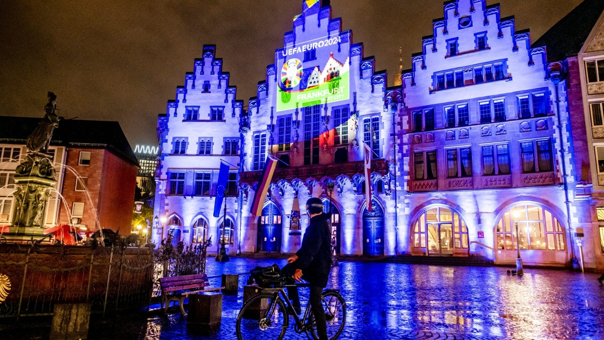 Leuchtendes Rathaus: Nicht nur bei Lichtspielen zur Euro 2024 sollte vom Frankfurter Rathaus ein Strahlen ausgehen.