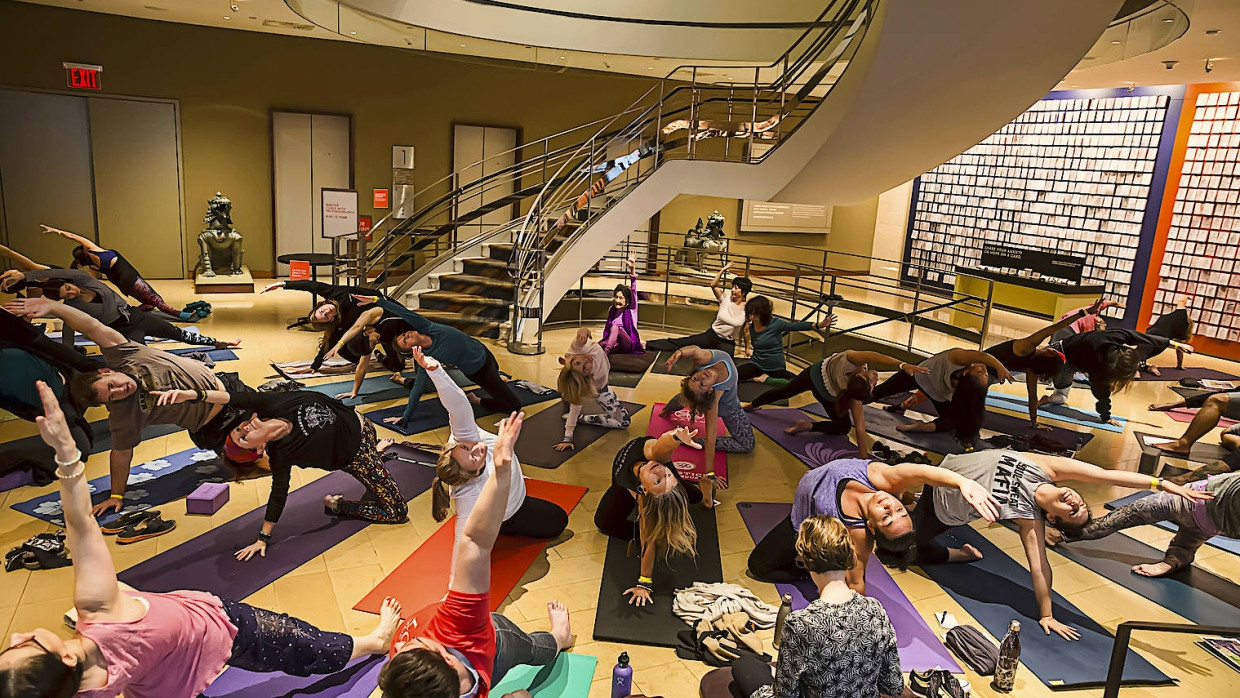 Mehr Platz für die Betrachter? Yoga-Stunde im Rubin Museum of Art in New York