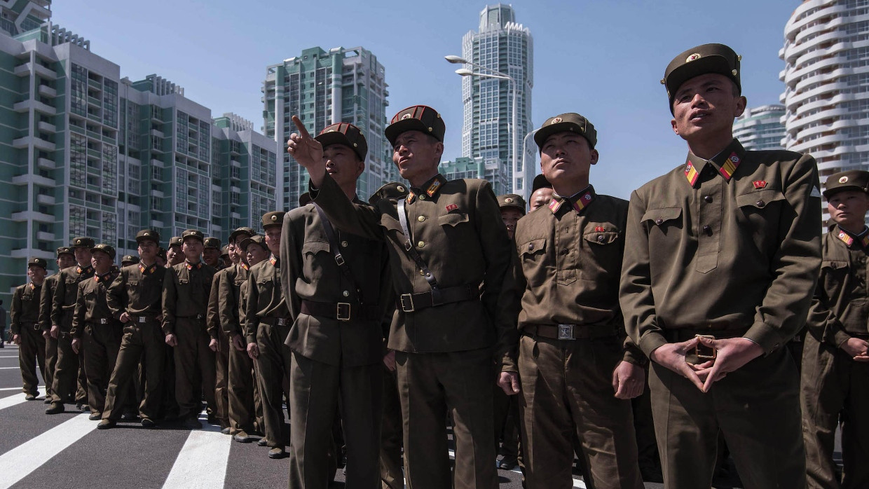 Soldaten der Nordkoreanischen Volksarmee betrachten am Donnerstag in Pjöngjang einen neu eingeweihten Wohnkomplex.