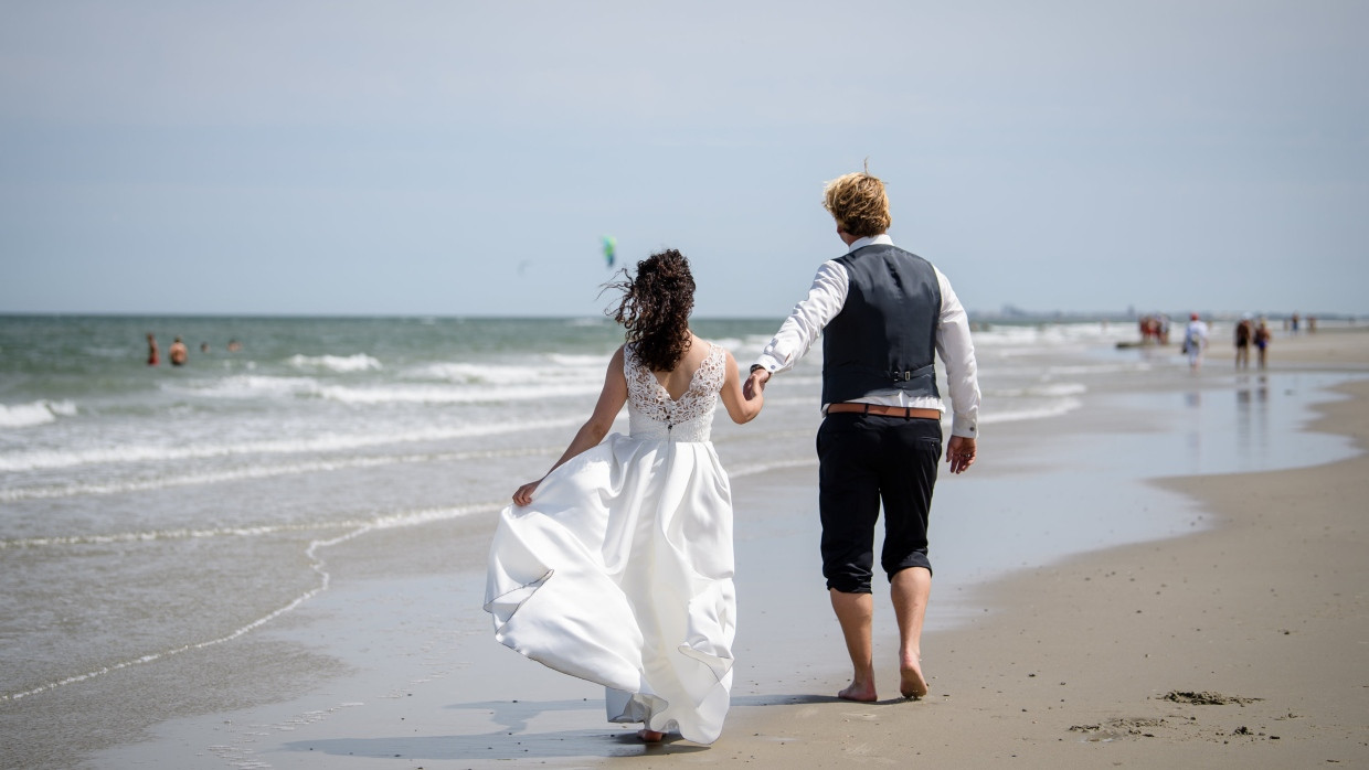 Unbeschwert ins Eheleben:  Ein Brautpaar am Strand von Juist.