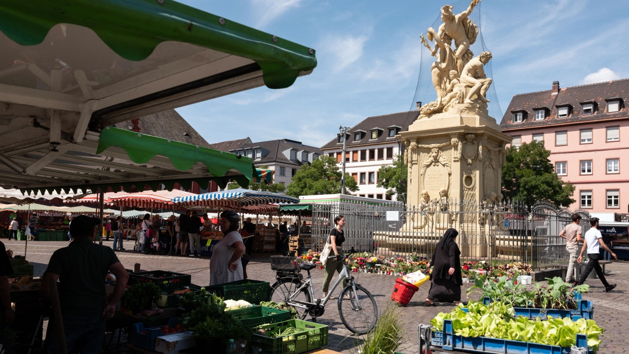 Ort des Geschehens: Auf dem Mannheimer Marktplatz liegt ein Blumenmeer vor dem Brunnen, vor dem sich die Tat ereignete. (Aufnahme vom 18. Juni)