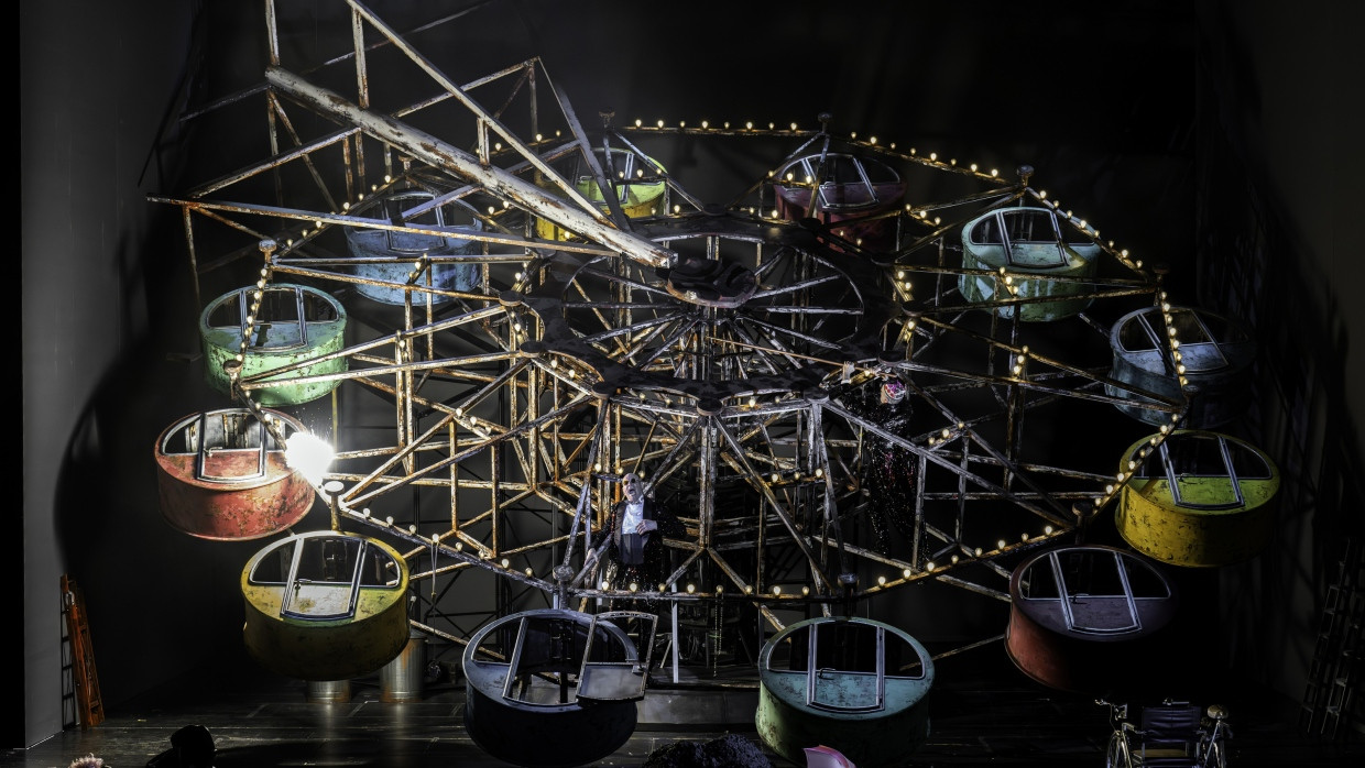 Das Riesenrad ist umgestürzt. Mittendrin: Bo Skovhus (als Clov), Laurent Naouri (als Hamm)