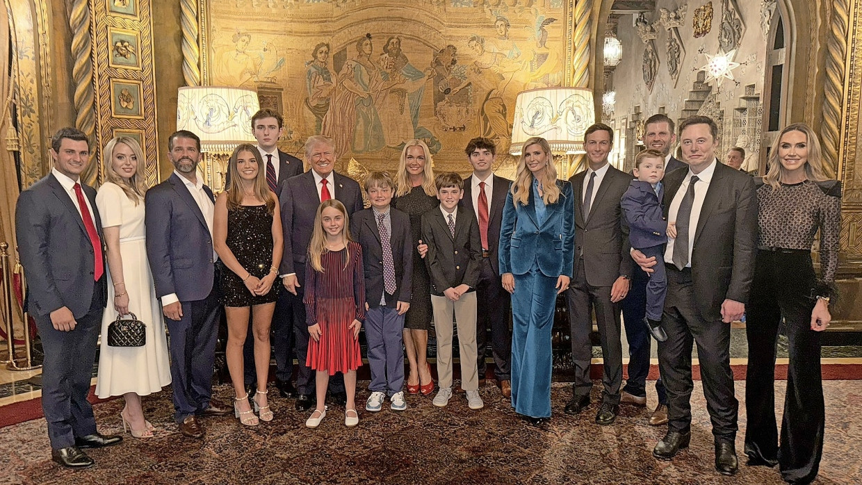 Traute Trump-Family: Aber die Frau fehlt! Keine Sorge, sie hat bestimmt das Foto gemacht.