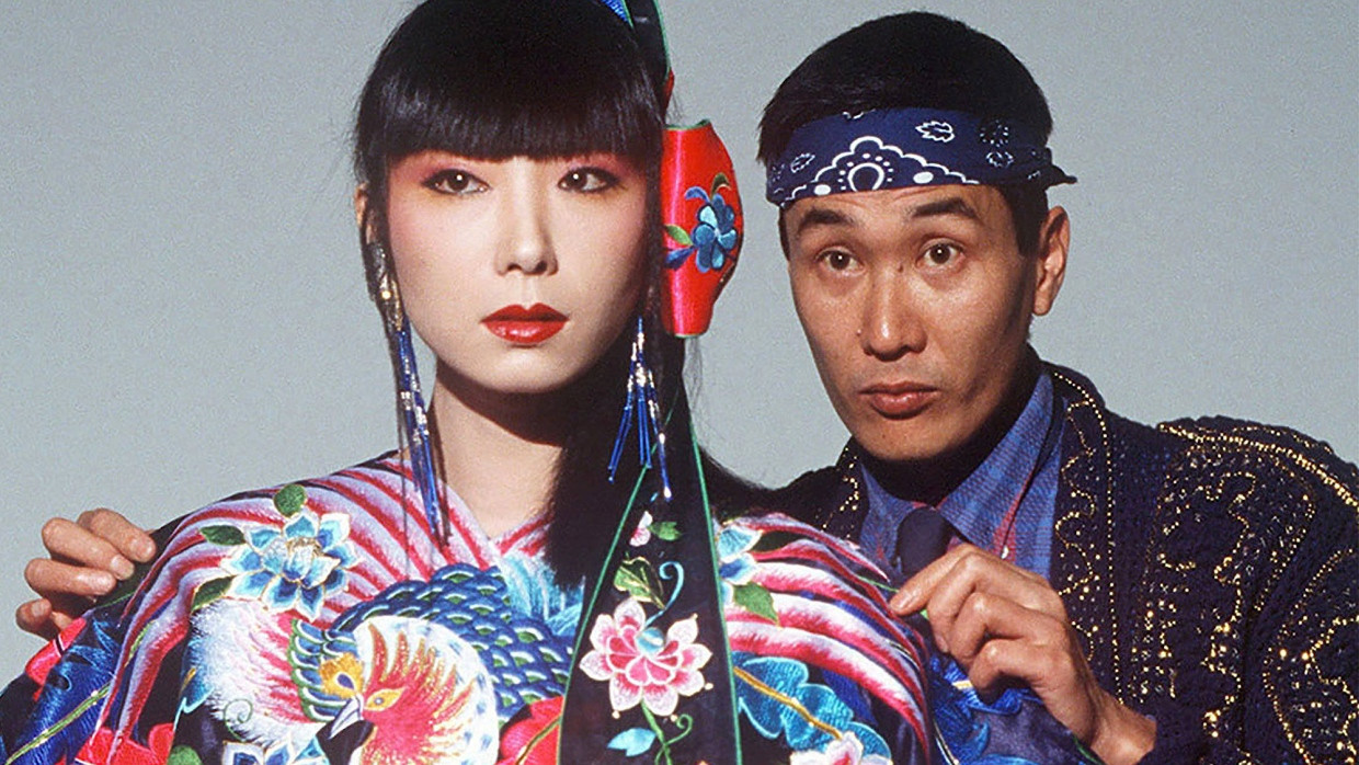 Designer Kansai Yamamoto (r.) mit einem Model bei einer Schau in Tokio 1982