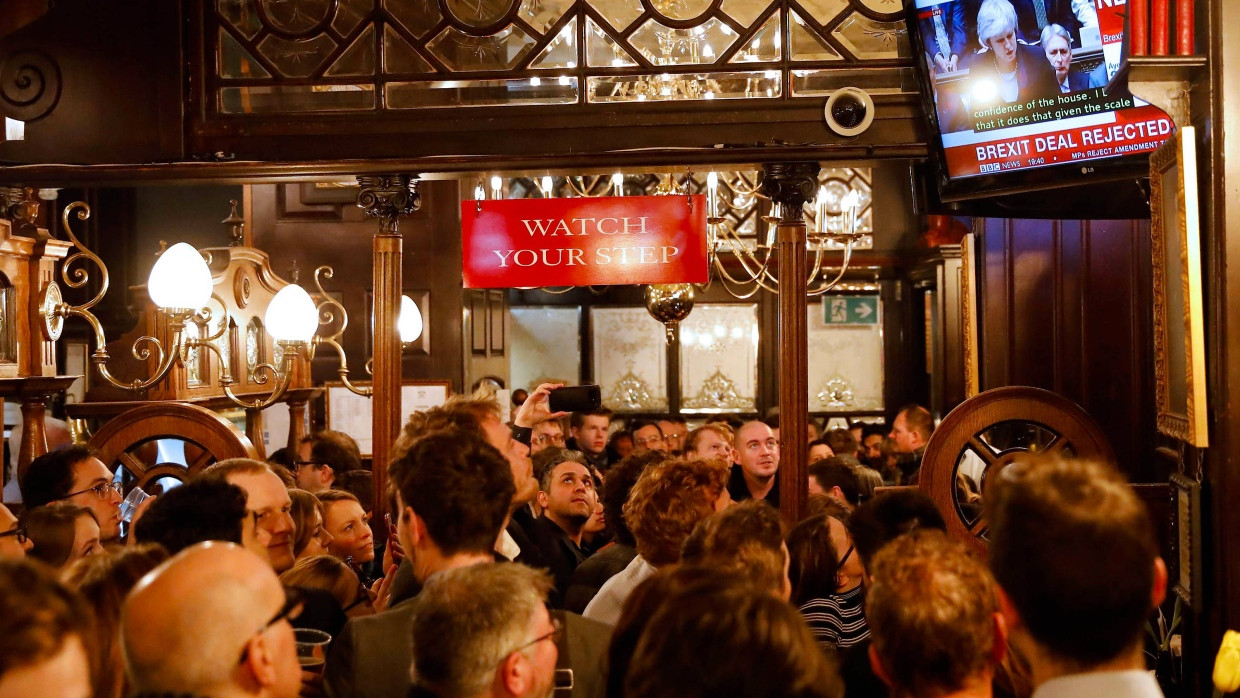 „Brexit-Deal abgelehnt“: In einem Pub im Londoner Regierungsviertel verfolgen Besuche die Abstimmung im Unterhaus am Dienstag.