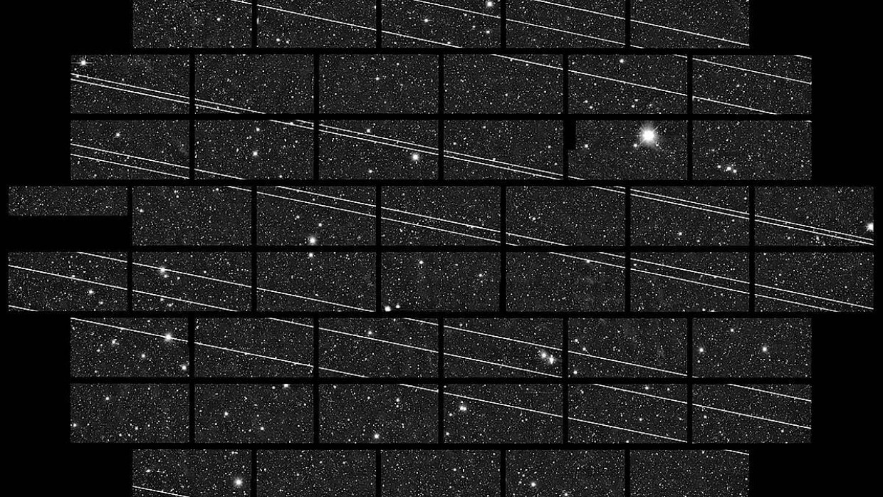 Sternenhimmel mit Satelliten – Aufnahme der Dark Energy Camera, die aus 62 CCD-Sensoren (rechteckige Felder) besteht.