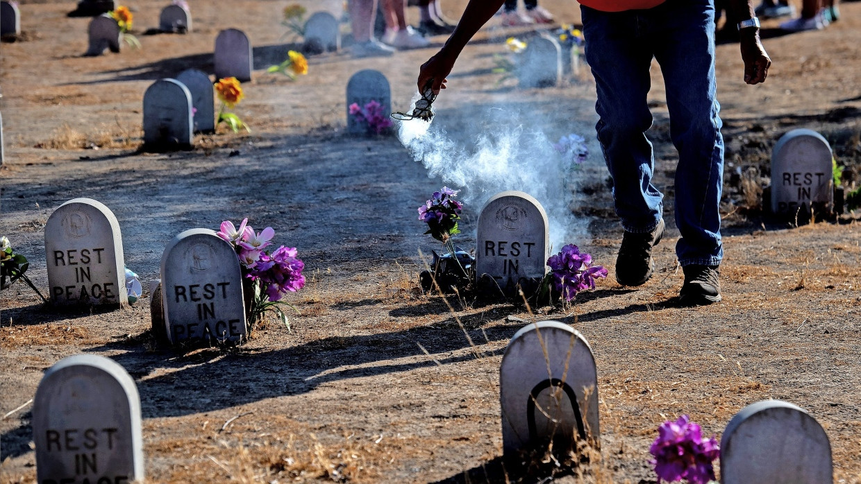 Die Erinnerung lebt: Dan Romero vom Stamm der Ute räuchert die Gräber umgekommener Schüler auf dem Friedhof der Sherman Indian School in Riverside.