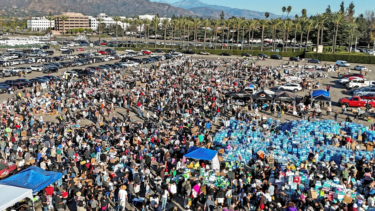 Riesige Hilfsbereitschaft: Helfer verteilen auf der Pferderennbahn Santa Anita Park in Arcadia Lebensmittel und Kleidung an betroffene Menschen.