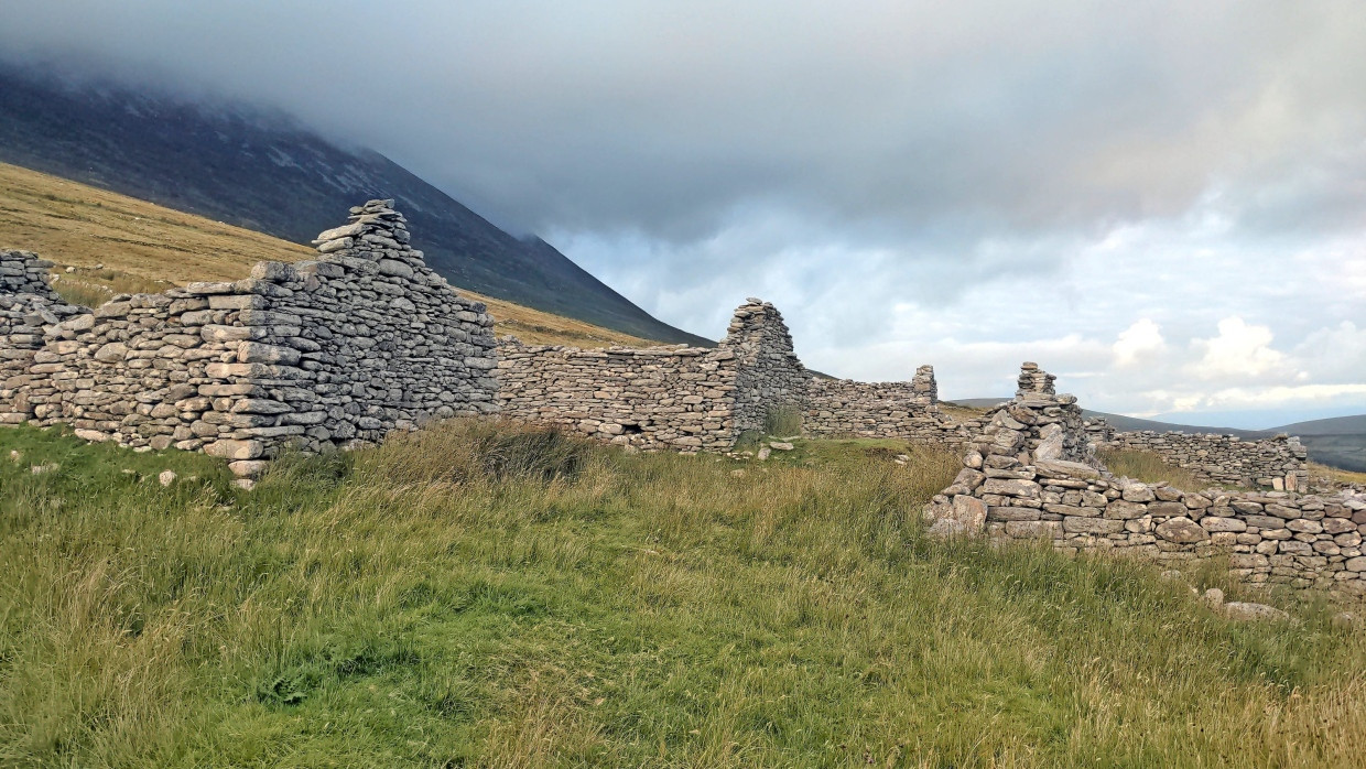 Im vierzigfachen Irischgrün des Slievemore: Auf Achill Island, wo Mythologie und Geschichte sich durchdringen, findet auch Wilhelm Bartsch Inspiration.