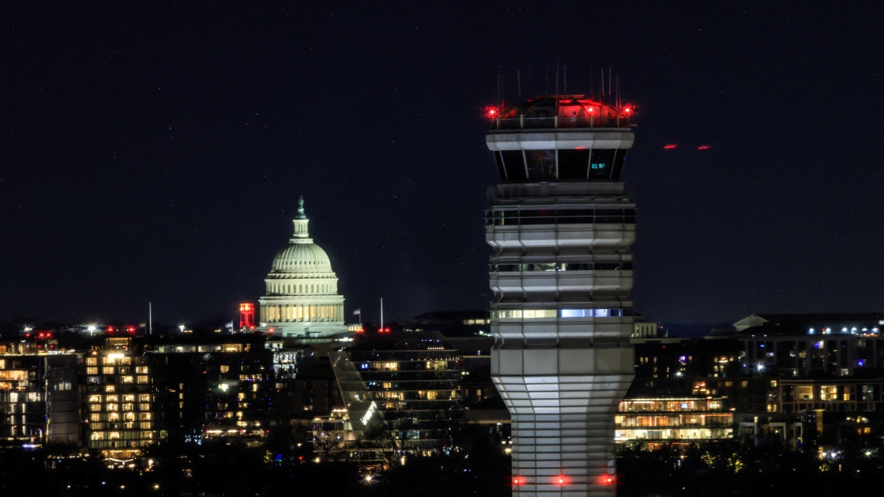 Tower des Ronald Reagan Washington National Airports: Die „New York Times“ berichtete, er sei zum Zeitpunkt des Unglücks ungewöhnlich knapp besetzt gewesen.