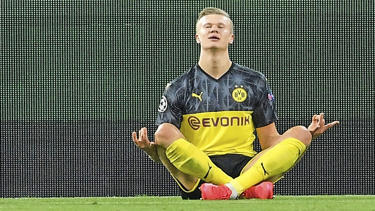 Willkommen in der Weltklasse: Seinen ersten Treffer für Dortmund in der Champions League gegen Paris feiert Erling Haaland im Februar 2020 mit einem Buddha-Jubel.